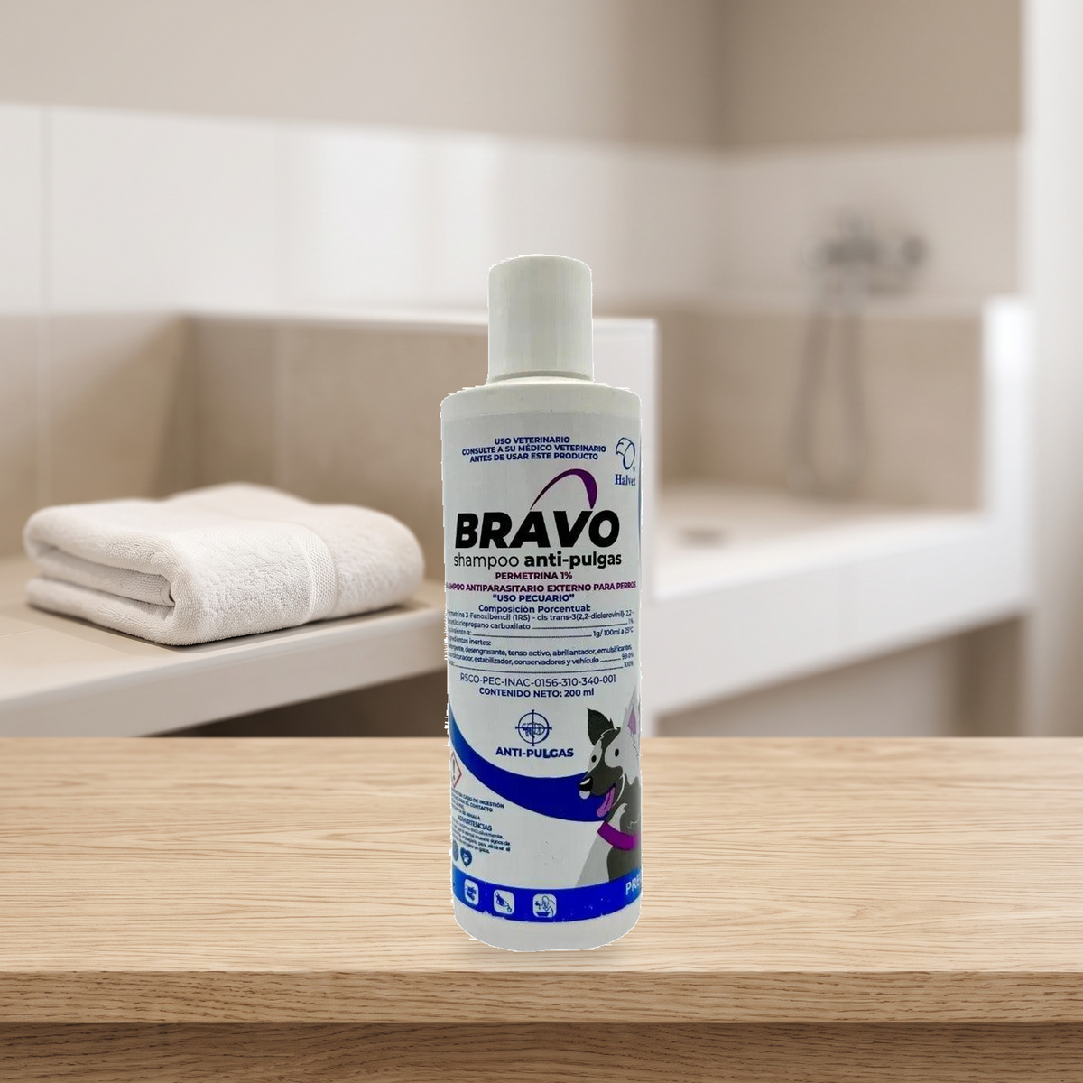 Bravo Shampoo Halvet Antipulgas Perro 200 ml — presentación en ambiente de cuidado e higiene