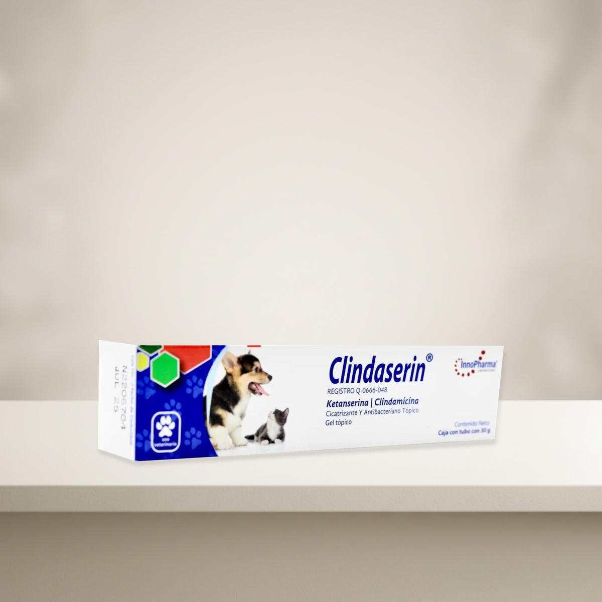 Inno Pharma Clindaserin Pomada Veterinaria 30 g — presentación completa en ambiente neutro