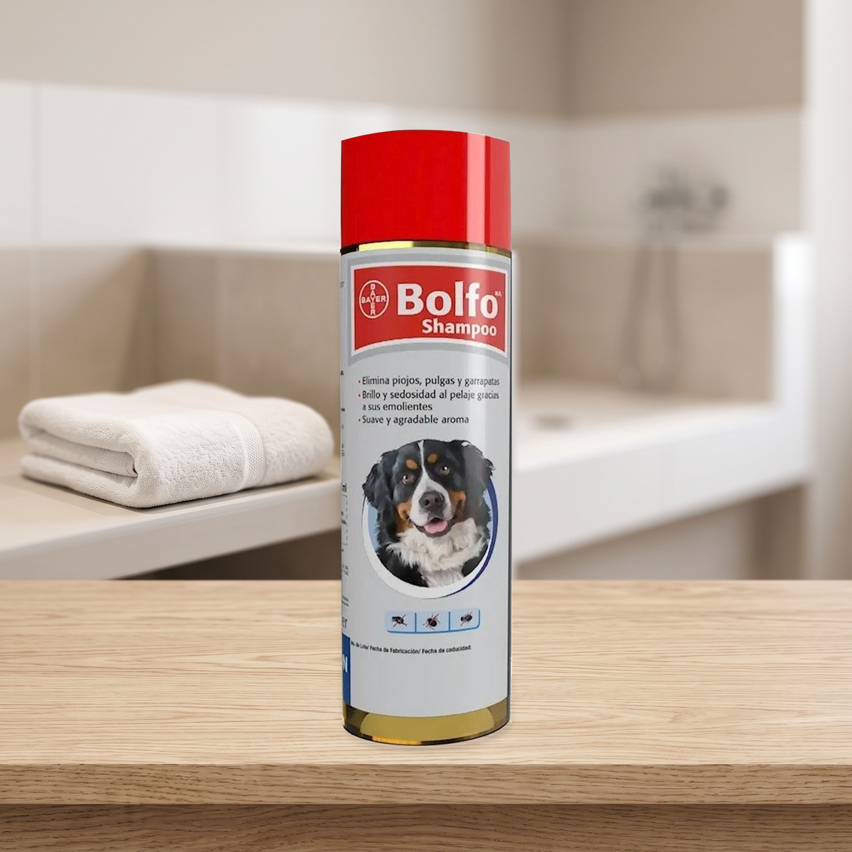 Bolfo Shampoo Antipulgas 350 ml Perro y Gato — frasco completo en contexto de cuidado y estudio